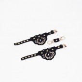 Черные кожаные наручники с клепками, кольцами и золотистой фурнитурой - Crazy Handmade - купить с доставкой в Барнауле