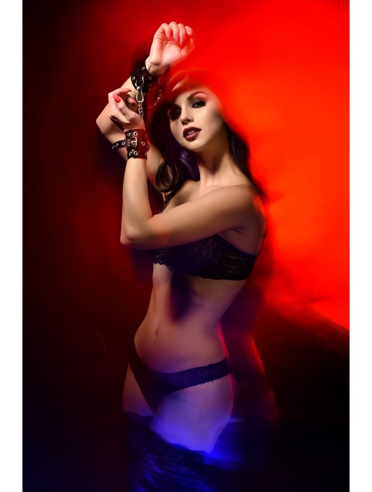 Черные кожаные однослойные наручники с люверсами - Pecado - купить с доставкой в Барнауле